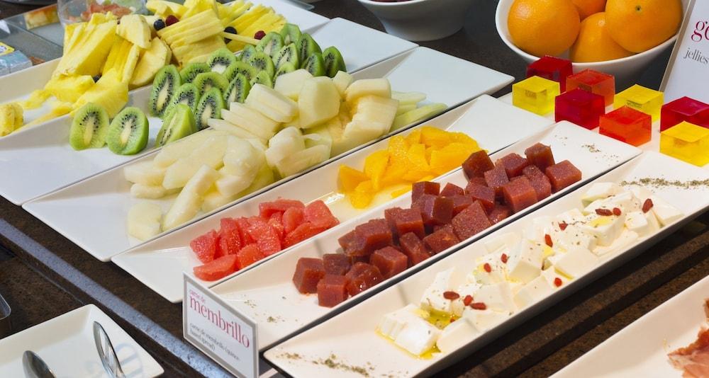 Palacio de Aviles Affiliated By Melia Exterior foto Fruit and cheese at a buffet