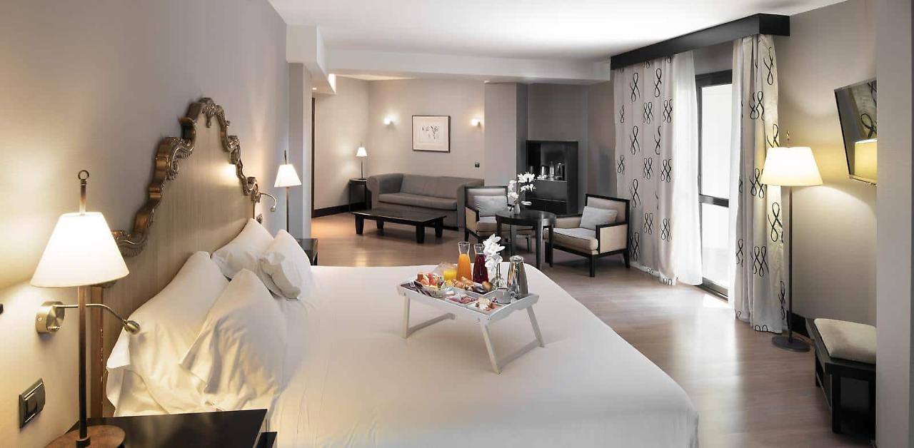 Palacio de Aviles Affiliated By Melia Exterior foto A suite at the hotel